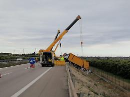 Recuperato tir carico di spazzatura finito in una scarpata lungo la A19