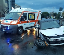 Incidente sulla circonvallazione, giovane perde controllo di minicar