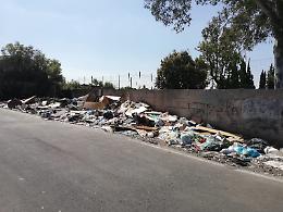 Catania: alle spalle del Viale Lainò la strada diventa discarica