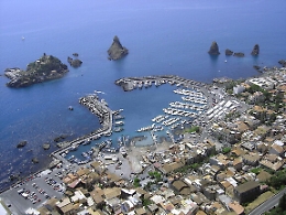 Turismo in Sicilia, gli effetti collaterali
che "scuotono" Aci Trezza e Marzamemi
