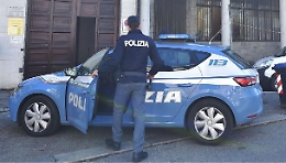 Ubriaco si scaglia contro i poliziotti: bloccato e denunciato