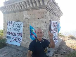 In tenda su isolotto, pompiere protesta contro politica