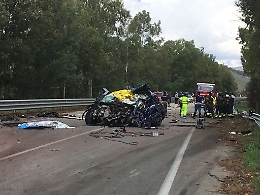 Caltanissetta, strage lungo la statale 626: auto contro camion, tre morti