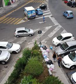 Rifiuti accatastati in via Leopardi a Catania