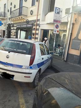 Nicolosi: parcheggio per disabili occupato da chi l'esempio dovrebbe darlo