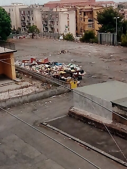 Catania, Viale Felice Fontana: un tempo giocavano i bambini, adesso è una discarica