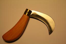 Pachino, colpi di roncola al marito mentre dorme: arrestata