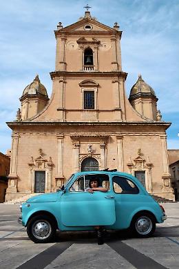 Paola Donzella al teatro Colonna di Vittoria presenta il suo Ep «Nuvole»