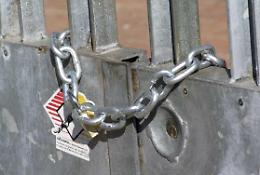 Muore schiacciato da cancello in ferro che stava cercando di riparare