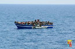 Lampedusa di nuovo presa d'assalto: il bel tempo incoraggia gli sbarchi