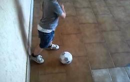 Bimbi giocano a pallone, parrocchia risarcisce condominio e il giudice ordina: "Calci solo al Supersantos"