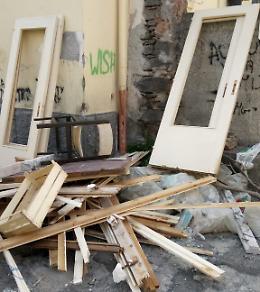 Suppellettili e rifiuti abbandonati in via Stazzone a Catania: rischio anche per i pedoni