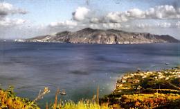 La maestosa Lipari vista da Salina