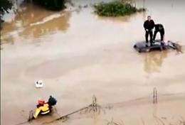 Pioggia fa paura: gente esce da finestrini auto o sale sui tetti