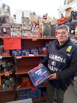 Messina, la GdF sequestra oltre 250 mila addobbi natalizi irregolari
