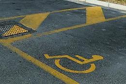 Catania, professionista parcheggia nel posto riservato e dà pugni a un disabile: denunciato