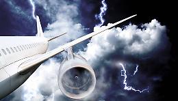 Volo Napoli-Cagliari colpito da un fulmine atterra a Palermo