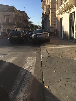 Catania: gli habitué della sosta sul marciapiede