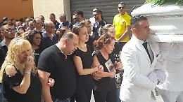 I funerali di Alessio: lacrime, applausi e palloncini bianchi per i due cuginetti