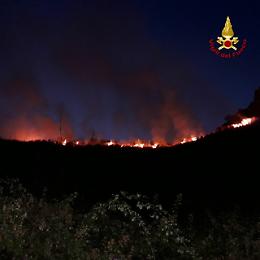 Aci Castello, brucia la collina di Vampolieri: residenti fuori dalle case