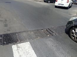 Catania; grata rotta a Picanello: pericolo per motociclisti e ciclisti