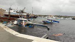 Lampedusa, affondano le barche dei migranti nel porto e il gasolio si sversa in acqua