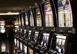 Catania, perde 100 mila euro alle slot machine e scappa
