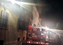 Mirandola, incendio doloso nella sede della polizia municipale provoca due morti, due feriti gravi e 16 intossicati: arrestato un giovane nordafricano