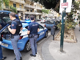 Ferito con due colpi di pistola alle gambe, indaga la polizia