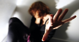 Catania, con la complicità del figlio picchia la compagna e la figlia di lei