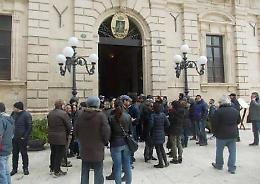 «Buffoni, ladri, dimettetevi» a Siracusa consiglieri nella bufera