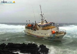 Linosa: peschereccio incagliato, rischio disastro ambientale