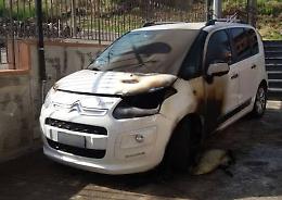 Adrano, bruciate auto e camion di un imprenditore agricolo