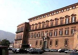 Niente più auto davanti all’Ars stop ai privilegiati del parcheggio