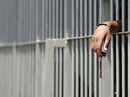 Augusta, detenuto in regime psichiatrico mette cella a soqquadro e minaccia agenti