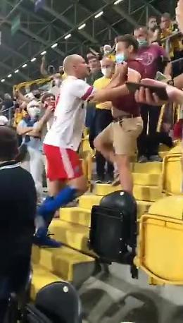 Germania, difensore sale in tribuna e aggredisce tifoso che lo insulta