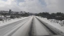 Copiosa nevicata nella strada statale 284 Occidentale Etnea