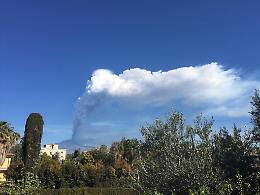 Nuova nube eruttiva sull'Etna: torna a cadere cenere