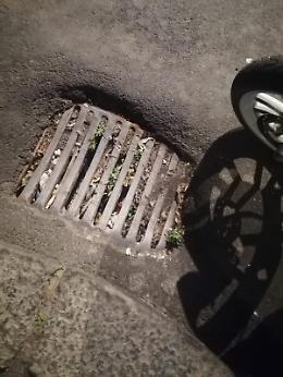 Catania: tombino pericoloso, segnalato ma mai sistemato