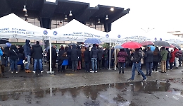 Sicilia, anche oggi hub vaccinali aperti fino alle 22 tra code e attese sotto la pioggia
