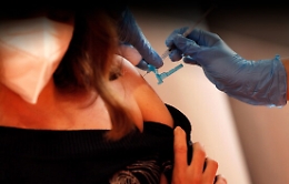 Nessuna variante "buca" i vaccini, comunque efficaci fino a 6 mesi