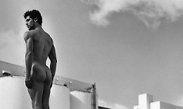 Roberto Bolle senza veli su Instagram: i "mi piace" sono pi&ugrave; di 100 mila