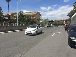 Catania: sosta “giniusa” davanti l'Istituto Parini