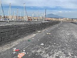 Catania: "Molo di Levante, vista sulla...spazzatura"