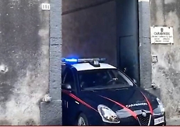 Catania, prima botte alla moglie e dopo alla figlia accorsa per difenderla