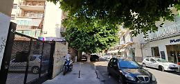 Catania: rami d'albero fin dentro ai balconi in via Pola