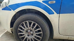 Pneumatici tagliati ad auto dei vigili urbani di Castelvetrano