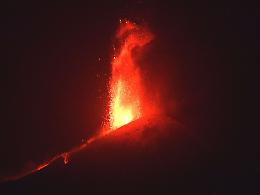 Eruzione, l'Etna "riesplode" con una spettacolare fontana di lava ed emissione di cenere