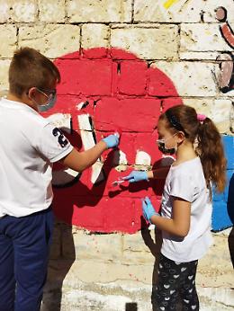 Orti, coltivazione in serra, arredi dal riuso di materiale riciclato: così "Costruiamo il futuro"