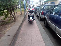 Catania, largo Bordighera: scooter sul marciapiede e auto in zona rimozione